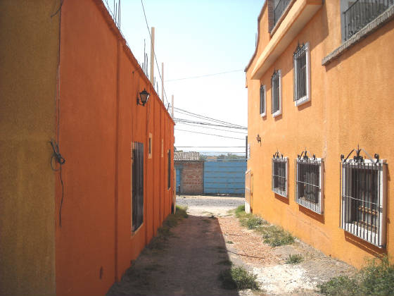 privadaentrdestreet-gatesclodedatnight.jpg